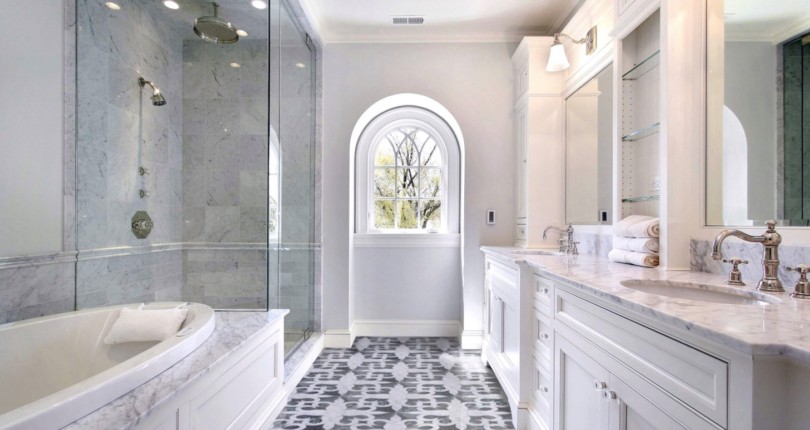 A white bathroom with this full glass might seem like a nightmare to clean, but …