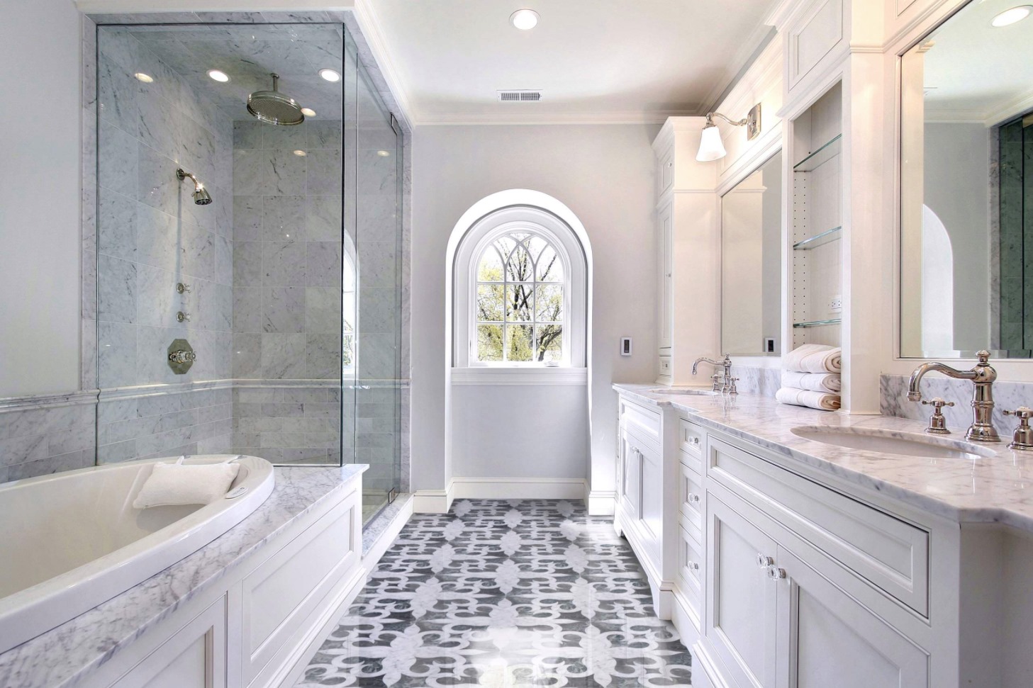 A white bathroom with this full glass might seem like a nightmare to clean, but …