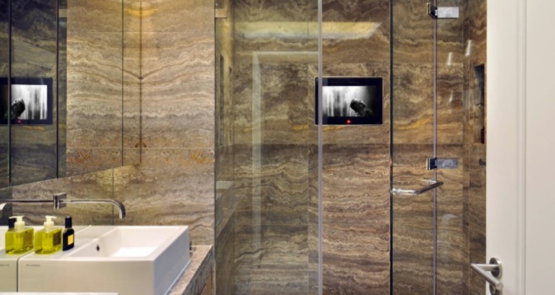 Continue binge watching your favorite shows… even in the shower! 　　　…