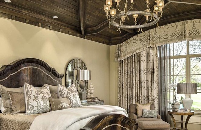 We’d love to snuggle up in this big comfy bed right now……