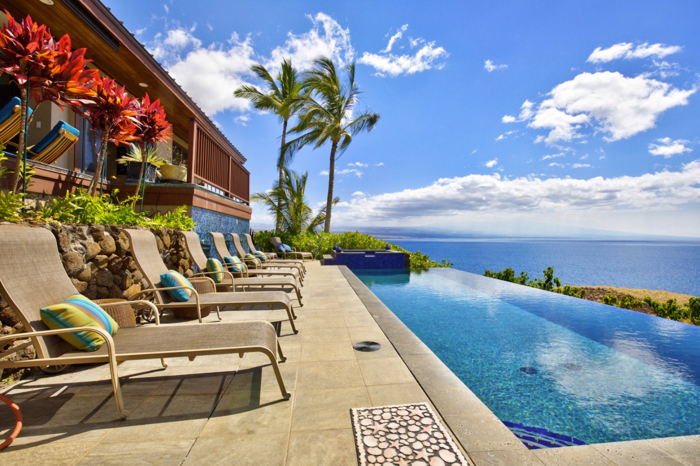 This oceanfront pool looks like an absolute DREAM!…