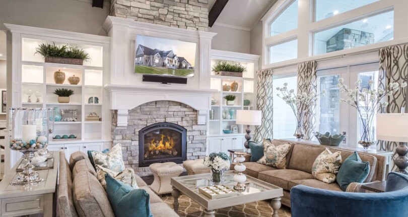 We love how the custom built-ins in this living room frame the fireplace! What d…