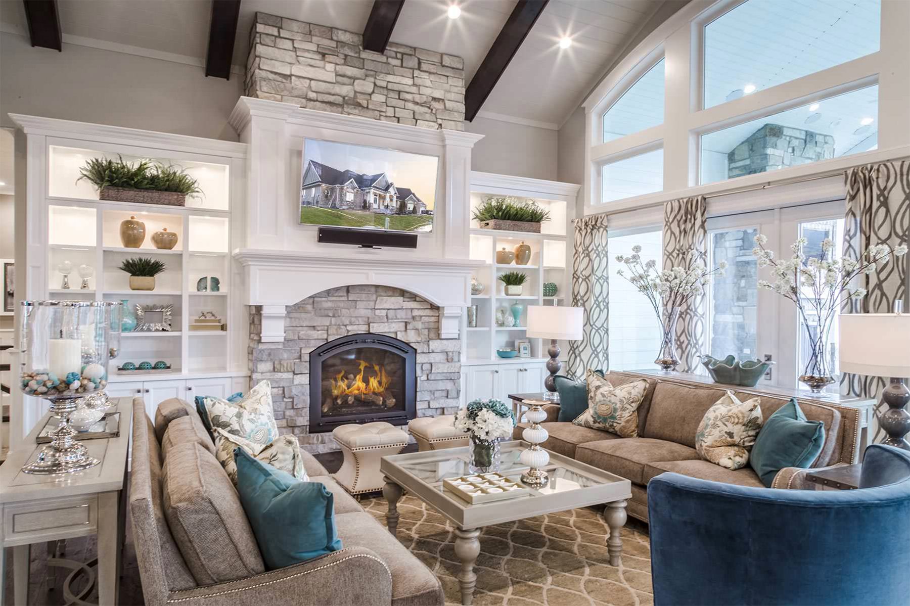 We love how the custom built-ins in this living room frame the fireplace! What d…