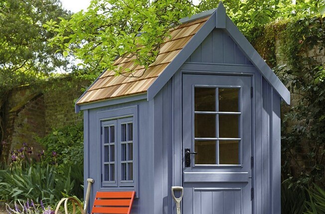 This adorable little garden shed is perfect for storing tools or for your pottin…