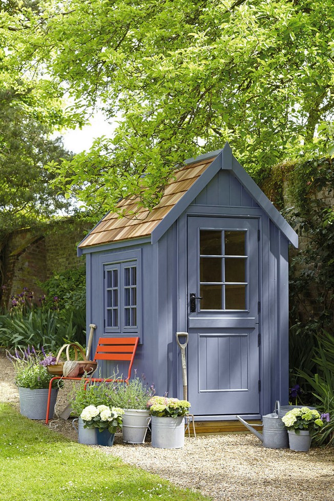 This adorable little garden shed is perfect for storing tools or for your pottin…